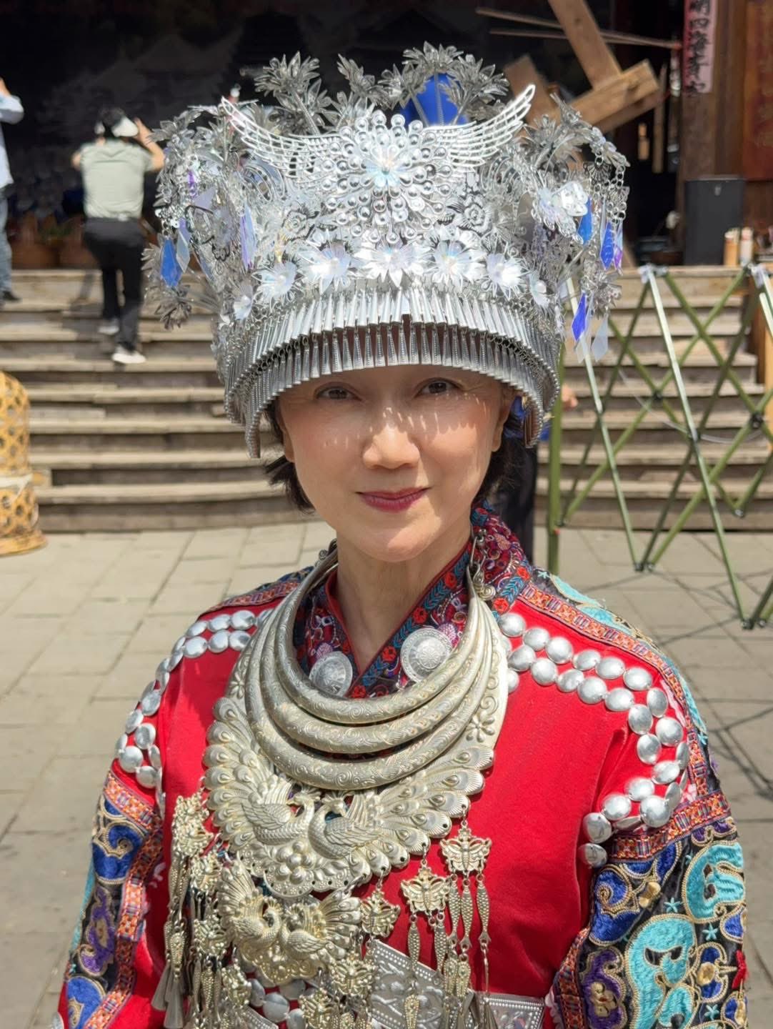 Femme en costume traditionnel de la minorité Miao, portant une couronne et des colliers-torques en argent massif